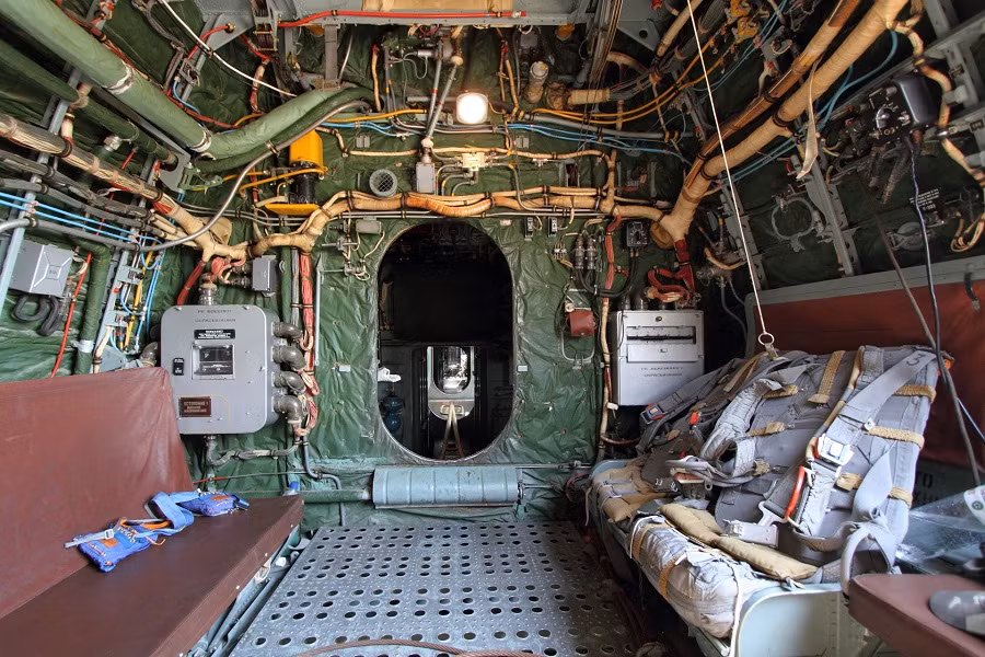 Một chở khách bên trong Be-12, ta có thể thấy các dù nhảy khẩn cấp được trang bị trên chiếc thủy phi cơ này. Nguồn ảnh: Sergey Dolya