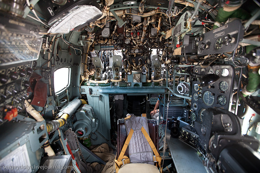 Thủy phi cơ Be-12 trang bị 2 động cơ tuốc bin cánh quạt Ivchenko Progress AI-20D (5.180 mã lực/chiếc) cho phép đạt tốc độ khoảng 530km/h, tầm bay 3.300km, trần bay 8.000m. Chạy đà cất/hạ cánh trên mặt nước là 2.300m, cất/hạ cánh trên đất liền là 2.200-1.800m. Hình ảnh bên trong khoang dành cho phi hành đoàn Be-12 được đặt ngay trước mũi máy bay. Nguồn ảnh: Sergey Dolya
