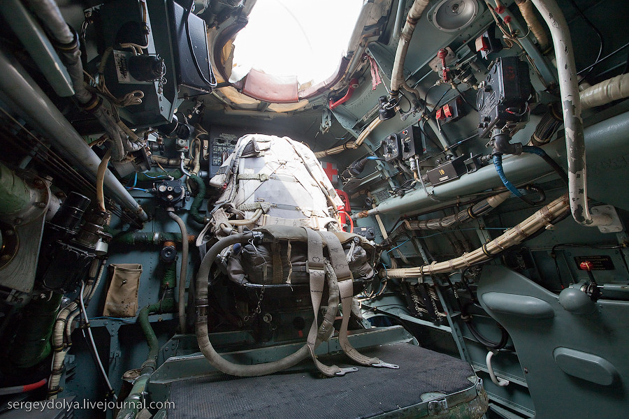 Thân Be-12 chia làm 10 khoang với các vách ngăn kín nước, bên trong lắp khí tài điện tử. Nếu vài khoang bị thủng, máy bay vẫn nổi tốt trên mặt nước. Dưới 2 cánh có thêm 2 phao nổi để tạo sự ổn định. Nguồn ảnh: Sergey Dolya