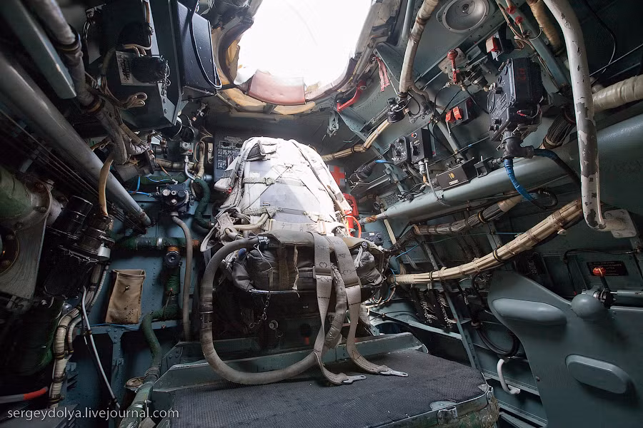 Thân Be-12 chia làm 10 khoang với các vách ngăn kín nước, bên trong lắp khí tài điện tử. Nếu vài khoang bị thủng, máy bay vẫn nổi tốt trên mặt nước. Dưới 2 cánh có thêm 2 phao nổi để tạo sự ổn định. Nguồn ảnh: Sergey Dolya