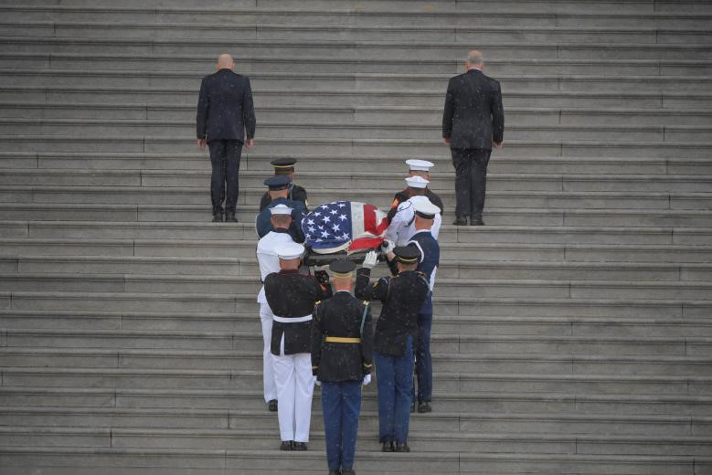 TNS John McCain nam duoi vom Dien Capitol, nguoi me 106 tuoi tien dua