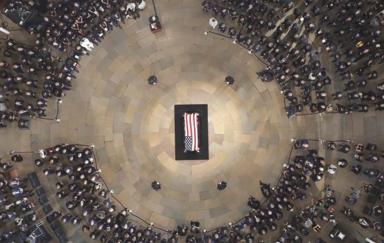 Lễ truy điệu danh dự hôm 31/8 là một phần trong lễ tang kéo dài 5 ngày của cố thượng nghị sĩ John McCain. Trước đó, những buổi lễ tưởng niệm cũng đã diễn ra tại quê nhà ông McCain ở bang Arizona và nhà thờ Cơ đốc giáo Quốc gia ở Washington D.C. Thi hài cố TNS McCain sẽ được chôn cất tại nghĩa trang Học viện Hải quân Mỹ, thành phố Annapolis, bang Maryland. Ảnh: Reuters.