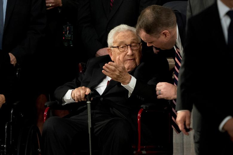 Sau buổi lễ chính thức, hàng nghìn người đã xếp hàng tại phía ngoài Điện Capitol để nói lời từ biệt McCain. "Chúng tôi kính trọng ông ấy và chúc ông ấy yên nghỉ", thành viên một gia đình người tị nạn, nay đã là công dân Mỹ, nói với AP. Trong ảnh, cựu ngoại trưởng Mỹ Henry Kissinger, năm nay đã 95 tuổi, có mặt trong buổi lễ hôm 31/8. Ảnh: Reuters.