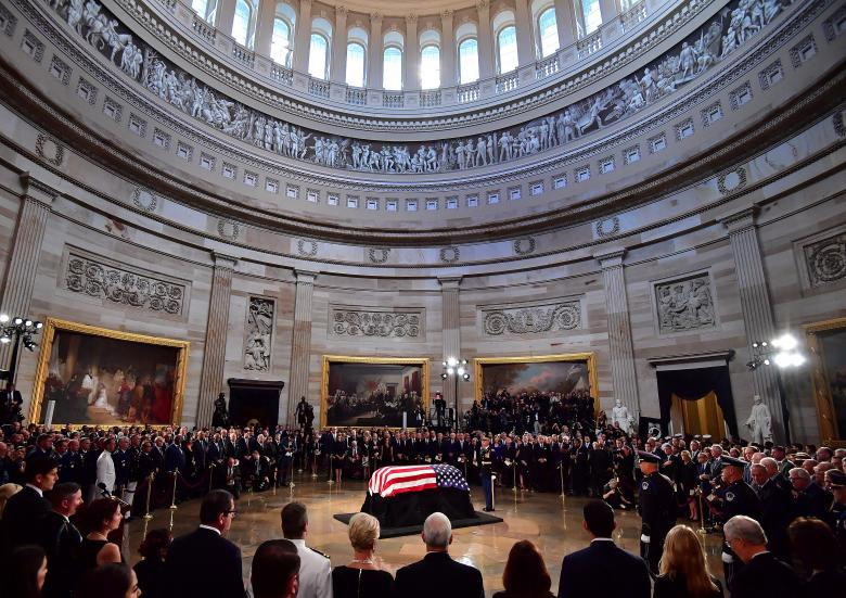 Lễ truy điệu danh dự có sự tham dự của nhiều thành viên Quốc hội, thống đốc các bang, các nhà ngoại giao, các cựu chính khách cùng thân nhân ông McCain. Trong ảnh, thi hài McCain nằm tại trung tâm Mái vòm Rotunda. Trong lịch sử nước Mỹ, chỉ có 30 nhân vật được vinh danh tại địa điểm này, trong đó có các tổng thống Abraham Lincoln, John F. Kennedy hay Dwight D. Eisenhower. Ảnh: Reuters.