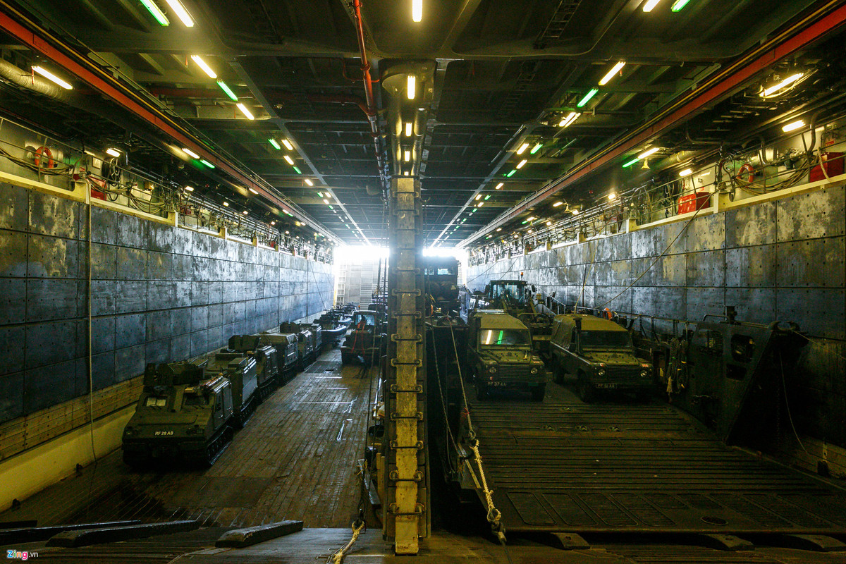 Tàu có 4 thuyền đổ bộ cỡ lớn trong khoang tàu, đủ khả năng vận chuyển cả xe tăng Challenger 2 nặng hơn 62 tấn. Khi tác chiến đổ bộ, tàu HMS Albion sẽ cho ngập nước khoang và dằn cố định tàu, biến chiến hạm này thành một bến cảng cho các thuyền đổ bộ. Ngoài ra, tàu còn có 4 xuồng đổ bộ cỡ nhỏ cho lính thủy đánh bộ.