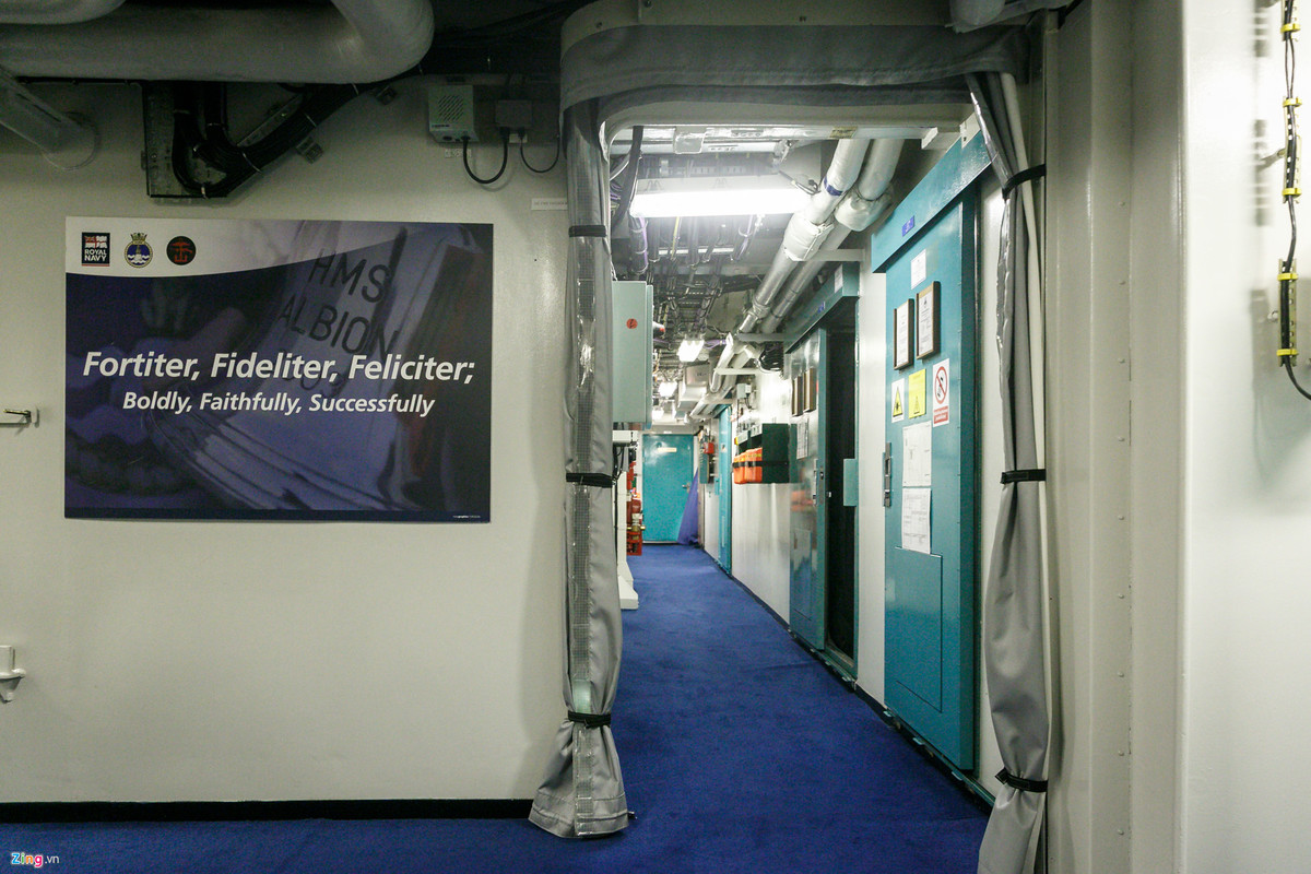 Với kích thước lớn, trang bị tối tân và mức độ bền bỉ đáng nể trong mọi môi trường tác chiến, HMS Albion có thể hoàn thành nhiều nhiệm vụ và vai trò mà bộ chỉ huy của Hải quân Hoàng gia Anh đặt ra. Trong ảnh chính là khẩu hiệu của tàu: "Dũng mãnh, Trung thành, Chiến thắng"