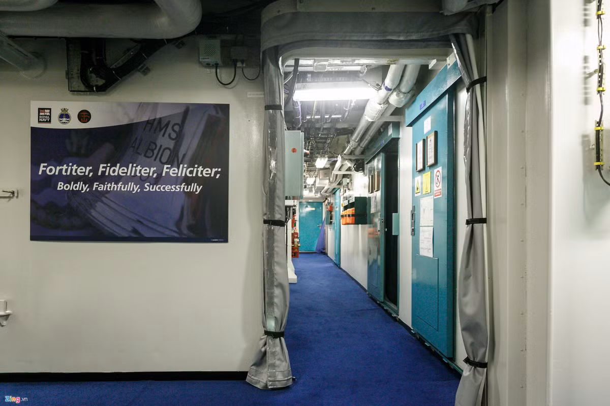 Với kích thước lớn, trang bị tối tân và mức độ bền bỉ đáng nể trong mọi môi trường tác chiến, HMS Albion có thể hoàn thành nhiều nhiệm vụ và vai trò mà bộ chỉ huy của Hải quân Hoàng gia Anh đặt ra. Trong ảnh chính là khẩu hiệu của tàu: "Dũng mãnh, Trung thành, Chiến thắng"