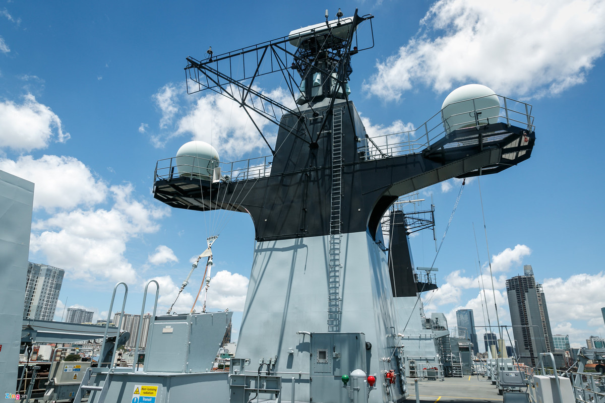 Tàu đổ bộ HMS Albion còn có thể làm cơ sở chỉ huy tiền tuyến cho Bộ Chỉ huy Lực lượng Đổ bộ và Bộ chỉ huy Lực lượng Đất liền của Hải quân Hoàng gia Anh. Đài chỉ huy của tàu có diện tích lớn. Chiến hạm này được trang bị hệ thống truyền thông liên lạc Chỉ huy và Kiểm soát tối tân, đủ khả năng phục vụ những nhiệm vụ liên lạc phức tạp trong hình thức chiến tranh đổ bộ từ biển.