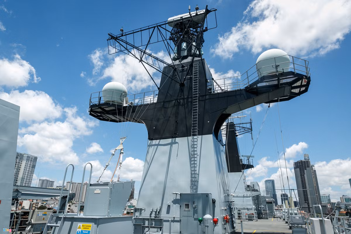 Tàu đổ bộ HMS Albion còn có thể làm cơ sở chỉ huy tiền tuyến cho Bộ Chỉ huy Lực lượng Đổ bộ và Bộ chỉ huy Lực lượng Đất liền của Hải quân Hoàng gia Anh. Đài chỉ huy của tàu có diện tích lớn. Chiến hạm này được trang bị hệ thống truyền thông liên lạc Chỉ huy và Kiểm soát tối tân, đủ khả năng phục vụ những nhiệm vụ liên lạc phức tạp trong hình thức chiến tranh đổ bộ từ biển.