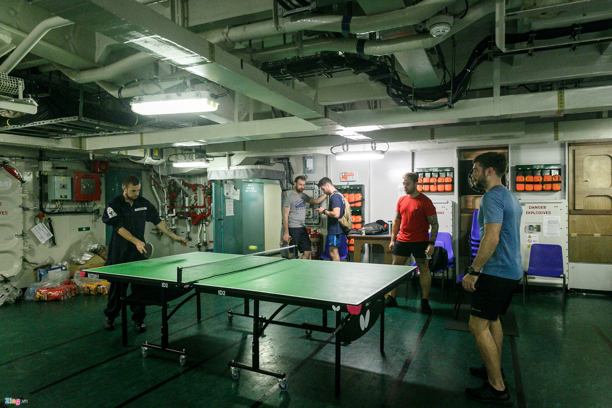 Các chuyên gia nhận định tàu Lớp Albion có tải trọng và sự cơ động vượt trội so với Lớp Fearless thế hệ trước, vốn có tải trọng "chỉ" đạt 12.500 tấn. Hai tàu đổ bộ thuộc lớp này là HMS Interpid và HMS Fearless, từng tham gia cuộc chiến tại quần đảo Falkland ngoài khơi Argentina, đã được cho ngưng hoạt động lần lượt vào các năm 1999 và 2002.