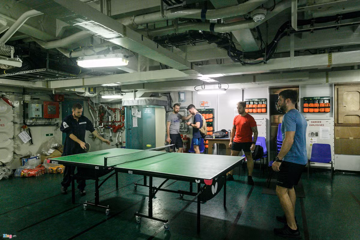 Các chuyên gia nhận định tàu Lớp Albion có tải trọng và sự cơ động vượt trội so với Lớp Fearless thế hệ trước, vốn có tải trọng "chỉ" đạt 12.500 tấn. Hai tàu đổ bộ thuộc lớp này là HMS Interpid và HMS Fearless, từng tham gia cuộc chiến tại quần đảo Falkland ngoài khơi Argentina, đã được cho ngưng hoạt động lần lượt vào các năm 1999 và 2002.