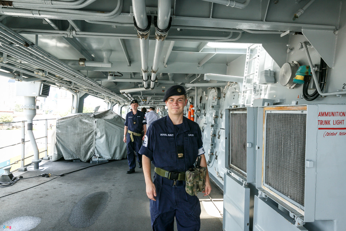 Trong thời gian lưu lại TP.HCM, thủy thủ đoàn trên tàu bao gồm 353 người, ngoài ra còn một đơn vị thủy quân lục chiến gồm 202 người. Tàu đổ bộ HMS Albion được thiết kế với diện tích bên trong rất lớn, đủ khả năng chứa thủy thủ đoàn hơn 600 người.