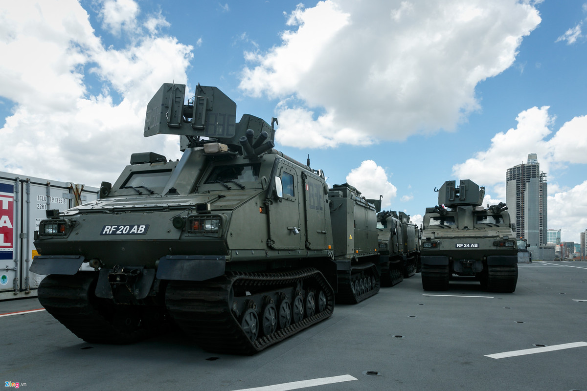 Tàu còn được trang bị các tính năng phòng thủ tối tân với hệ thống phòng thủ tầm cực gần (CIWS) Phalanx 1B 20 mm, 2 pháo B-Marc 20 mm, 4 súng tự động Mk44, 4 súng tự động GPMG cùng các hệ thống phóng mồi bẫy đánh lừa tên lửa hồng ngoại .