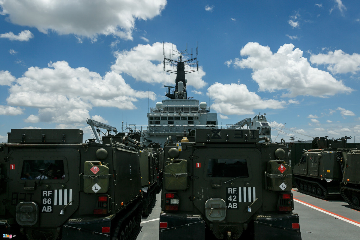 Tàu có khả năng chở theo 31 phương tiện cơ giới kích thước lớn và 36 phương tiện kích thước nhỏ, từ các xe thiết giáp vượt địa hình như Landover hay Viking đến cả xe tăng Challenger 2. Nếu xếp tất cả những phương tiện cơ giới chứa trên tàu thành một hàng dọc, ta sẽ có một đoàn xe dài gần 500 m.