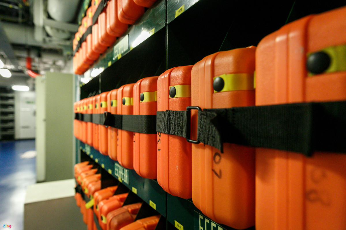 Từ năm 2011 đến 2017, tàu HMS Albion được đưa vào chương trình "gia hạn sẵn sàng tác chiến" để giảm chi phí vận hành cho Hải quân Hoàng gia Anh. Tàu không thực hiện các nhiệm vụ lớn và được đưa về cảng Plymouth vào năm 2014 để bảo trì.