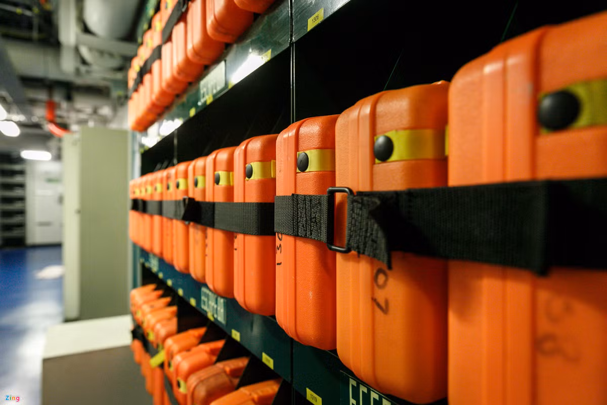 Từ năm 2011 đến 2017, tàu HMS Albion được đưa vào chương trình "gia hạn sẵn sàng tác chiến" để giảm chi phí vận hành cho Hải quân Hoàng gia Anh. Tàu không thực hiện các nhiệm vụ lớn và được đưa về cảng Plymouth vào năm 2014 để bảo trì.