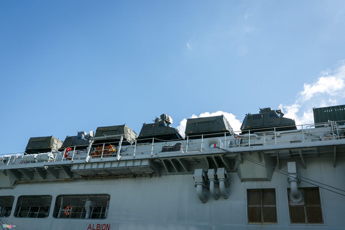 Hiện trong biên chế của Hải quân Anh chỉ có 2 chiếc tàu đổ bộ thuộc Lớp Albion. HMS Albion là chiếc đầu tiên của lớp tàu này, được đưa vào hoạt động từ tháng 3/2001. Chiếc tàu "chị em" còn lại mang tên HMS Bulwark, hạ thủy vào tháng 11/2001.