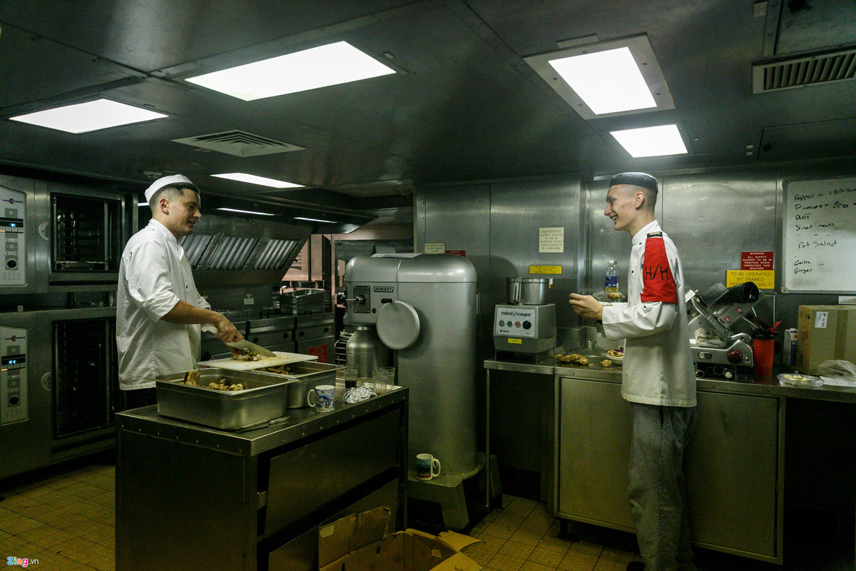 Chi phí vận hành trung bình mỗi năm của một tàu lớp Albion ở mức độ sẵn sàng chiến đấu cao là từ 17,7 - 38,6 triệu bảng Anh (tương đương 22,8 - 49,8 triệu USD).