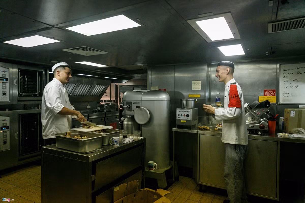 Chi phí vận hành trung bình mỗi năm của một tàu lớp Albion ở mức độ sẵn sàng chiến đấu cao là từ 17,7 - 38,6 triệu bảng Anh (tương đương 22,8 - 49,8 triệu USD).