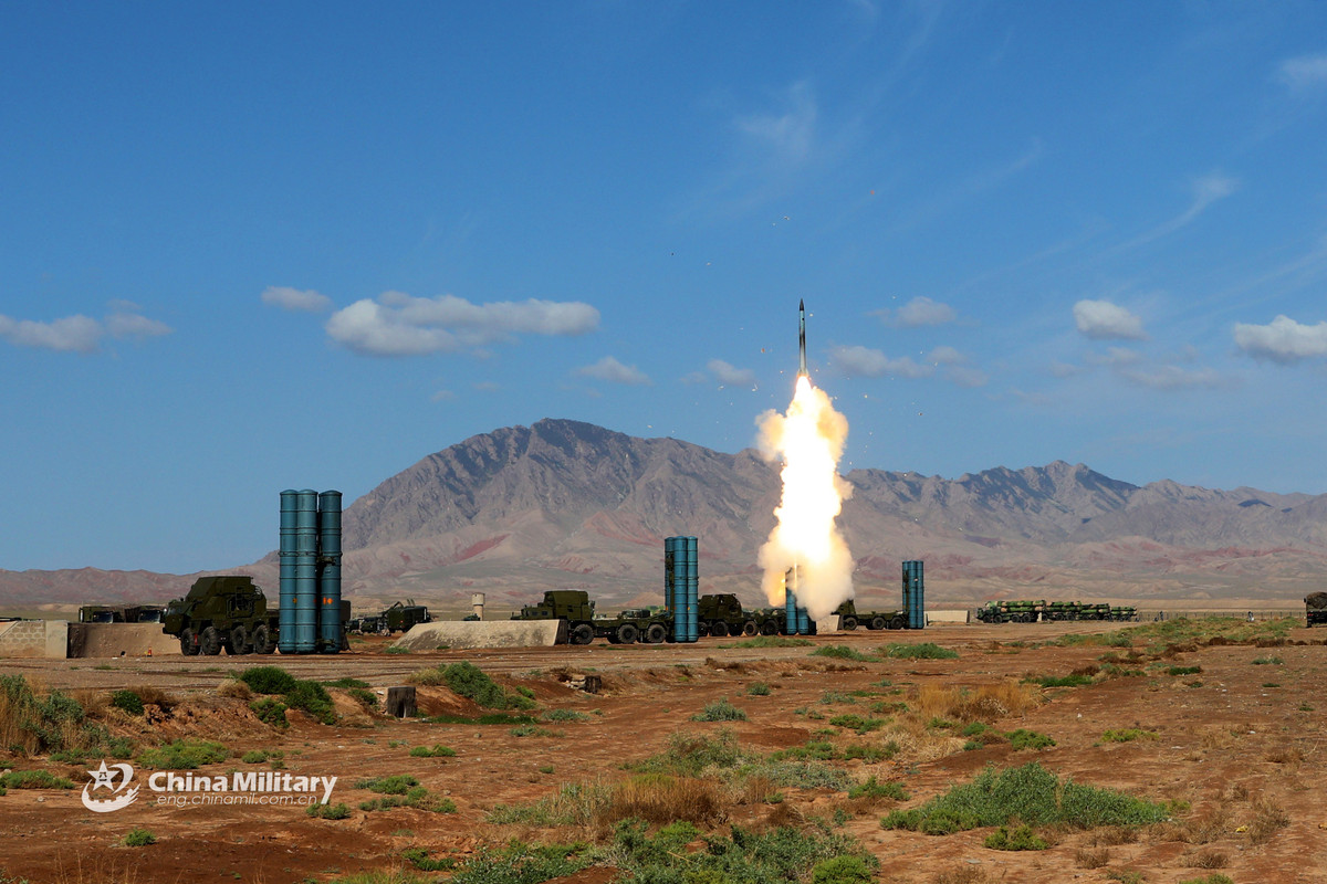 Vị chuyên gia này cho biết thêm: "Tất cả đều diễn ra trong 3 giai đoạn: radar dò tìm và xác định đối thủ, ước tính đường bay của mục tiêu và cuối cùng là phóng tên lửa để hạ chúng".