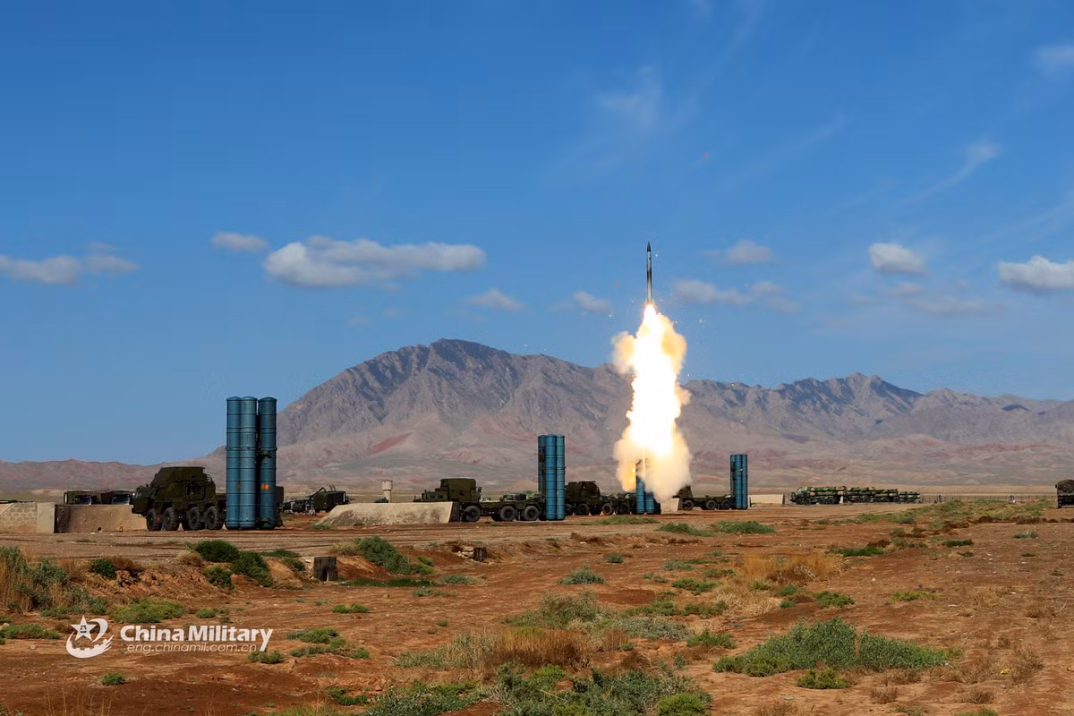 Vị chuyên gia này cho biết thêm: "Tất cả đều diễn ra trong 3 giai đoạn: radar dò tìm và xác định đối thủ, ước tính đường bay của mục tiêu và cuối cùng là phóng tên lửa để hạ chúng".