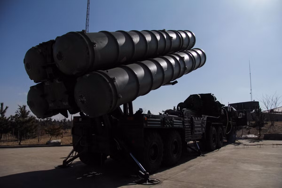 Nguyên nhân là bởi thương vụ S-300 Nga-Syria đã bị đóng băng từ nhiều năm trước, vì vậy quá trình huấn luyện đã không được thực hiện. Đây chính là nguyên nhân khiến Nga sẽ chưa thể trao quyền điều khiển S-300 cho Syria.