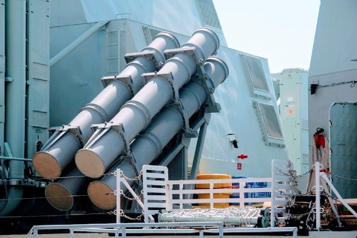 Tàu khu trục của Hải quân Canada trang bị nhiều vũ khí hiện đại như ngư lôi chống ngầm, tên lửa chống không, súng máy, trực thăng.