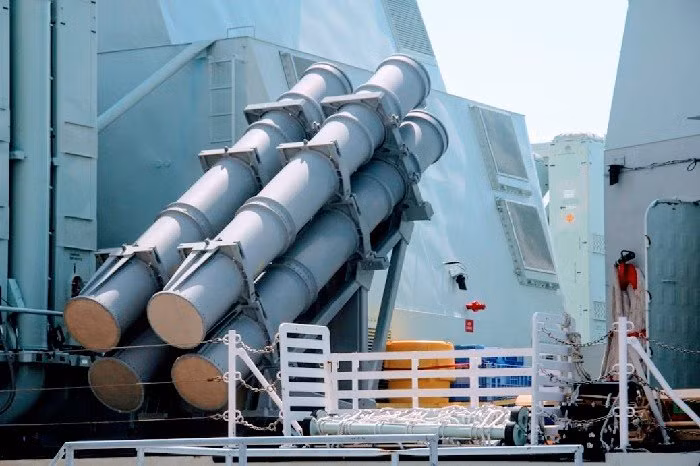 Tàu khu trục của Hải quân Canada trang bị nhiều vũ khí hiện đại như ngư lôi chống ngầm, tên lửa chống không, súng máy, trực thăng.