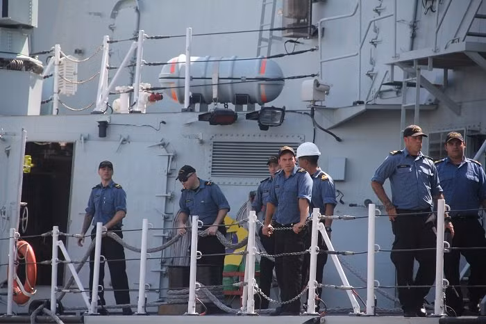 Tàu chở hơn 230 sỹ quan và thủy thủ đoàn. Điểm nhấn của chuyến thăm Đà Nẵng lần này là cuộc diễn tập trên biển với tàu Hải quân Việt Nam nhằm mở rộng và cải thiện quan hệ đối tác quốc phòng.