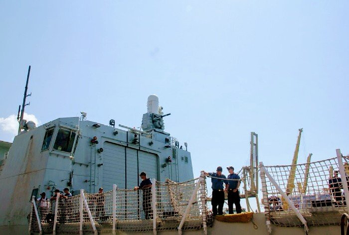 HMCS Calgary cũng được trang bị nhiều vũ khí hiện đại, hỏa lực mạnh như ngư lôi chống ngầm, tên lửa chống không, súng máy, trực thăng