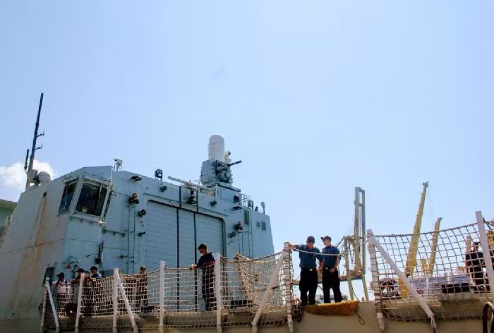 HMCS Calgary cũng được trang bị nhiều vũ khí hiện đại, hỏa lực mạnh như ngư lôi chống ngầm, tên lửa chống không, súng máy, trực thăng