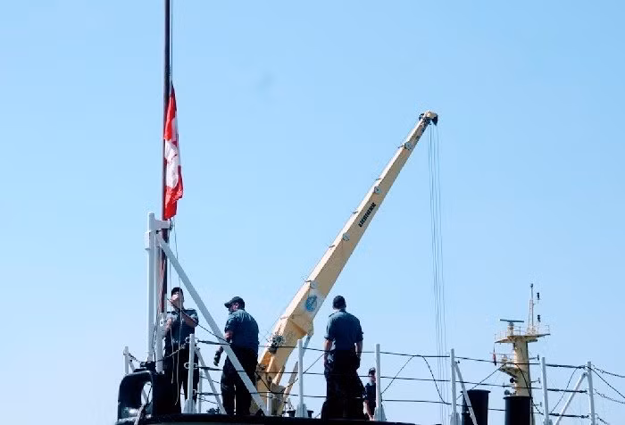 HMCS Calgary là một trong các tàu khu trục lớp Halifax của Canada. Tàu dài hơn 134 m, rộng 16,5 m, tốc độ 30 hải lý/h (56 km/h), tầm hoạt động 9.500 hải lý (17.600 km), hạ thuỷ tháng 8/1992.