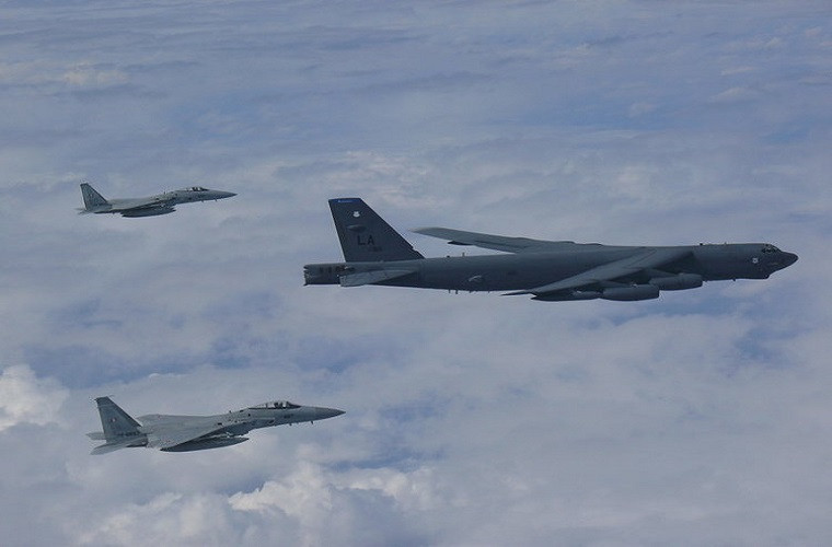 B-52 của Mỹ và F-15 của Nhật Bản bay trên Biển Đông.