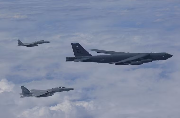 B-52 của Mỹ và F-15 của Nhật Bản bay trên Biển Đông.