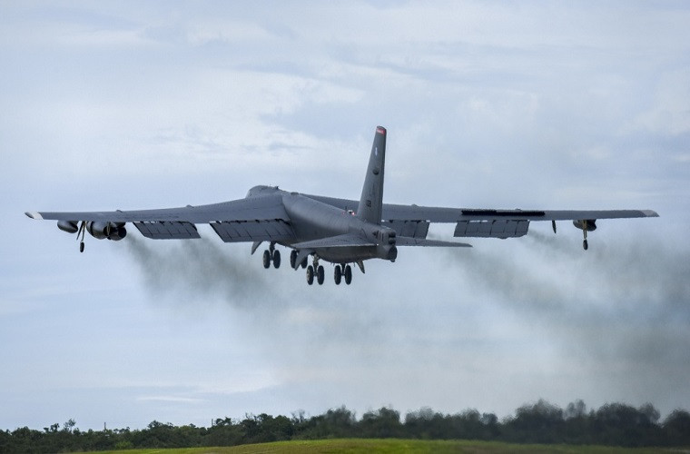 Nhật Bản cử các máy bay F-15 và F-2 tham gia diễn tập cùng máy bay ném bom chiến lược B-52 của Mỹ.