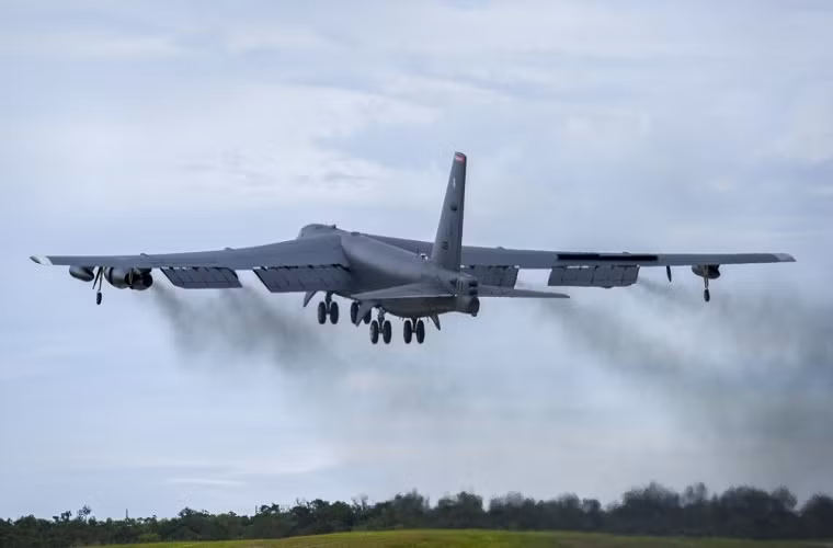 Nhật Bản cử các máy bay F-15 và F-2 tham gia diễn tập cùng máy bay ném bom chiến lược B-52 của Mỹ.