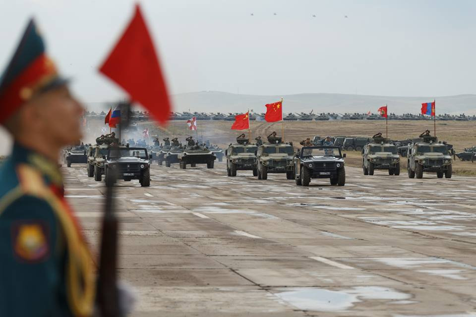 Theo đó trong lễ duyệt binh đánh dấu mở màn giai đoạn 1 của cuộc tập trận Vostok-2018 giữa Quân đội Nga, Trung Quốc và Mông Cổ hôm 13/9 vừa qua, cả thế giới đã một lần nữa được chứng kiến lại khung cảnh hàng ngàn phương tiện chiến đấu Liên Xô xuất hiện giữa thao trường Tsugol như trong cuộc tập trận Zapad-81 do Liên Xô tổ chức trước đây vào năm 1981. Nguồn ảnh: Bộ Quốc phòng Nga.