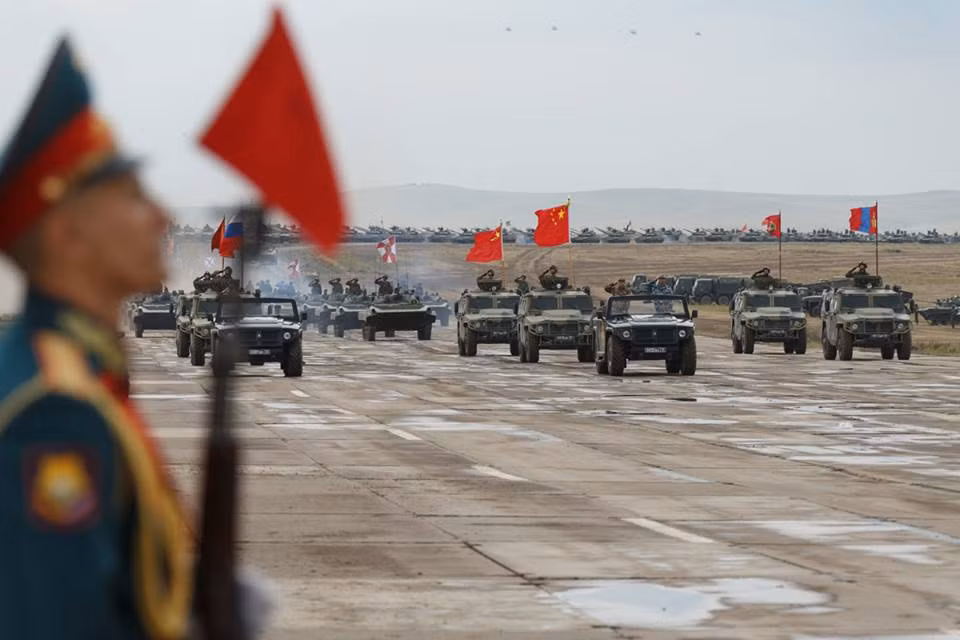 Theo đó trong lễ duyệt binh đánh dấu mở màn giai đoạn 1 của cuộc tập trận Vostok-2018 giữa Quân đội Nga, Trung Quốc và Mông Cổ hôm 13/9 vừa qua, cả thế giới đã một lần nữa được chứng kiến lại khung cảnh hàng ngàn phương tiện chiến đấu Liên Xô xuất hiện giữa thao trường Tsugol như trong cuộc tập trận Zapad-81 do Liên Xô tổ chức trước đây vào năm 1981. Nguồn ảnh: Bộ Quốc phòng Nga.