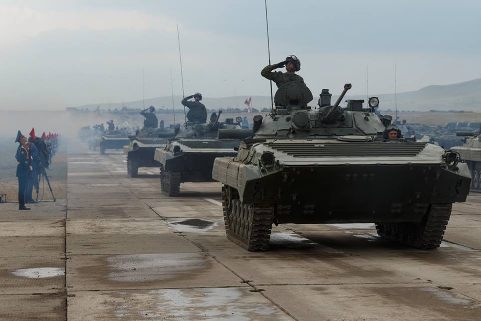 Đầu tiên có thể kể đến là xe chiến đấu bộ binh BMP-2, một trong những dòng phương tiện chiến đấu bọc thép nguy hiểm nhất thế giới. Hiện Quân đội Nga đang có trong biên chế khoảng 9.000 phương tiện loại này và chúng đang trong giai đoạn được hiện đại hóa lên biến thể BMP-2M "Berezhok". Nguồn ảnh: Bộ Quốc phòng Nga.