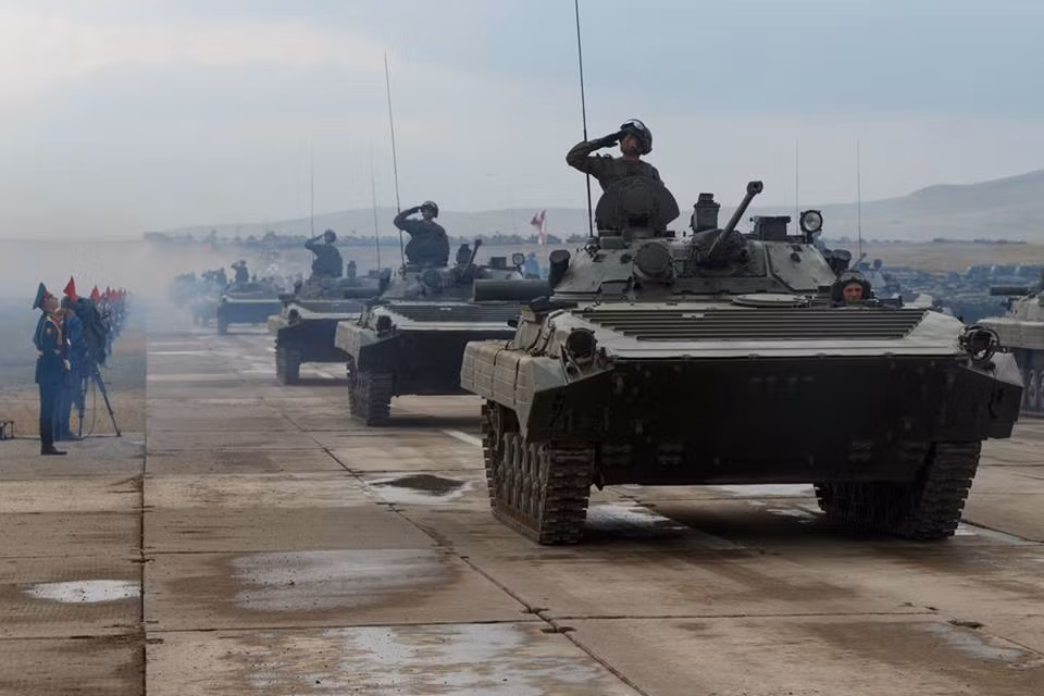 Đầu tiên có thể kể đến là xe chiến đấu bộ binh BMP-2, một trong những dòng phương tiện chiến đấu bọc thép nguy hiểm nhất thế giới. Hiện Quân đội Nga đang có trong biên chế khoảng 9.000 phương tiện loại này và chúng đang trong giai đoạn được hiện đại hóa lên biến thể BMP-2M "Berezhok". Nguồn ảnh: Bộ Quốc phòng Nga.