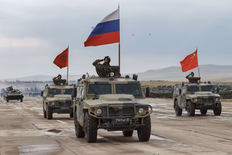 Mặc dù tại Vostok-2018, Quân đội Nga cũng phổ diễn hàng loạt vũ khí tối tân và mới được đưa vào trang bị thế nhưng có tới gần 80% số vũ khí Nga xuất hiện tại thao trường Tsugol là do Liên Xô chế tạo trước đây. Và sau đây Kiến Thức xin được phép điểm sơ qua số vũ khí này. Nguồn ảnh: Bộ Quốc phòng Nga.