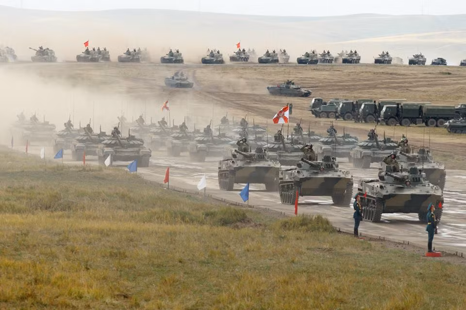 Ngay sau BMD-2 là xe thiết giáp đổ bộ đường không BMD-4 được Nga phát triển dựa trên thiết kế xe chiến đấu bộ binh BMP-3. Nguồn ảnh: Bộ Quốc phòng Nga.