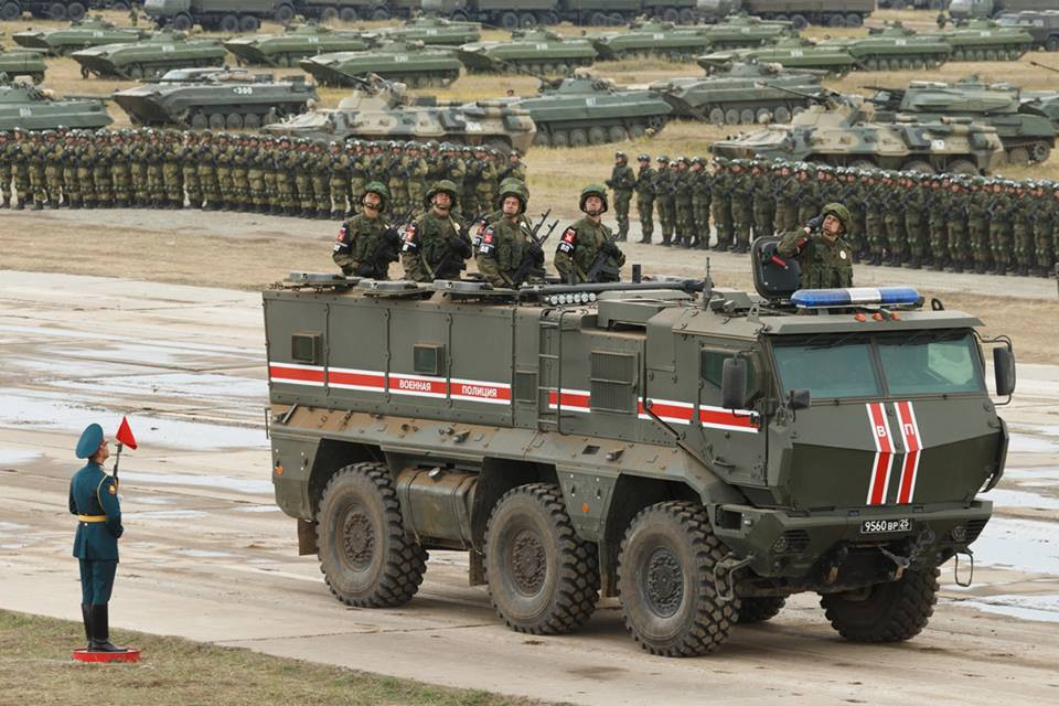 Cuộc tập trận này có sự góp mặt của hầu hết các phương tiện chiến tranh mới nhất của Quân đội Nga từ súng trường tấn công cho tới máy bay, đây cũng là cách Nga phô diễn tiềm lực quân sự dường như vô tận của mình. Trong ảnh là xe bọc thép kháng mìn Typhoon-K. Nguồn ảnh: Bộ Quốc phòng Nga.