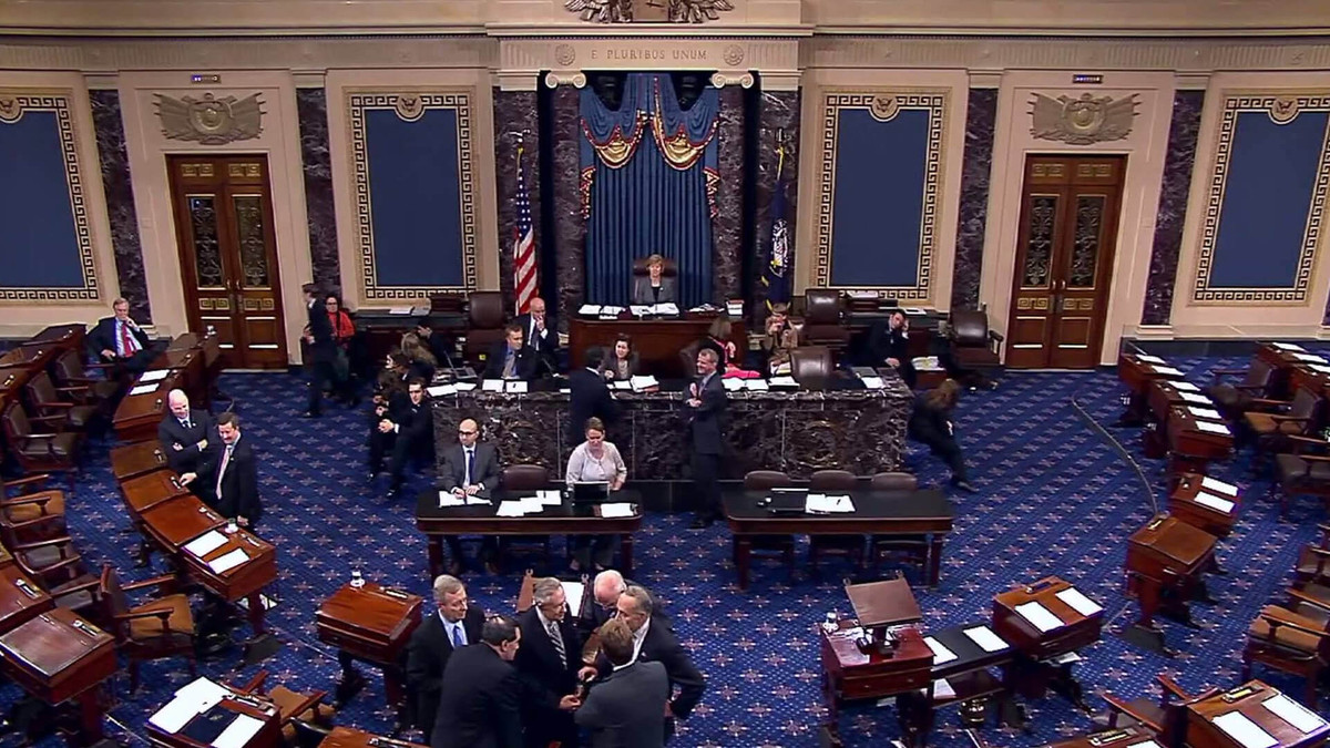 Sau Hạ viện, quá trình luận tội sẽ được đưa lên Thượng viện để Thượng nghị sĩ hai chính đảng lớn nhất nước Mỹ - Dân chủ và Cộng Hòa giải trình và sau đó là bỏ phiếu. Nếu có 67% số phiếu đồng ý kết tội Tổng thống thì khi đó Tổng thổng Mỹ bị luận tội sẽ bị phế truất. Tuy nhiên trong lịch sử 242 năm của nước Mỹ điều này chưa bao giờ xảy ra. Ảnh: Wikipedia.