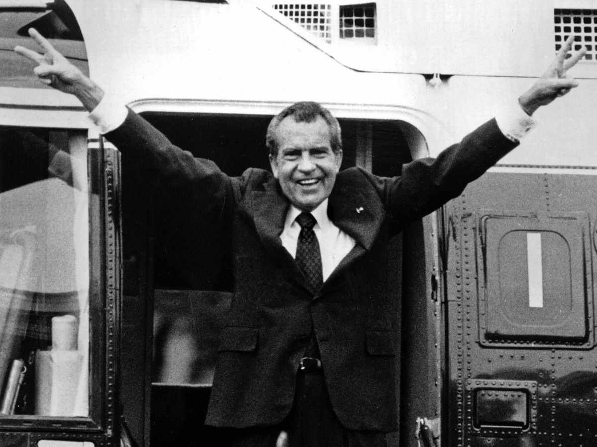 Trước sức ép từ dư luận cũng như đứng trước nguy cơ bị Hạ viện luận tội, Tổng thống Richard Nixon quyết định từ chức khi gần kết thúc nhiệm kỳ thứ hai vào ngày 9/8/1974. Mà theo nhiều nhà phân tích là lối thoát cuối cùng của Tổng thống Nixon và đây cũng là Tổng thống Mỹ đầu tiên từ chức khi còn đang tại vị. Ảnh: Business Insider.