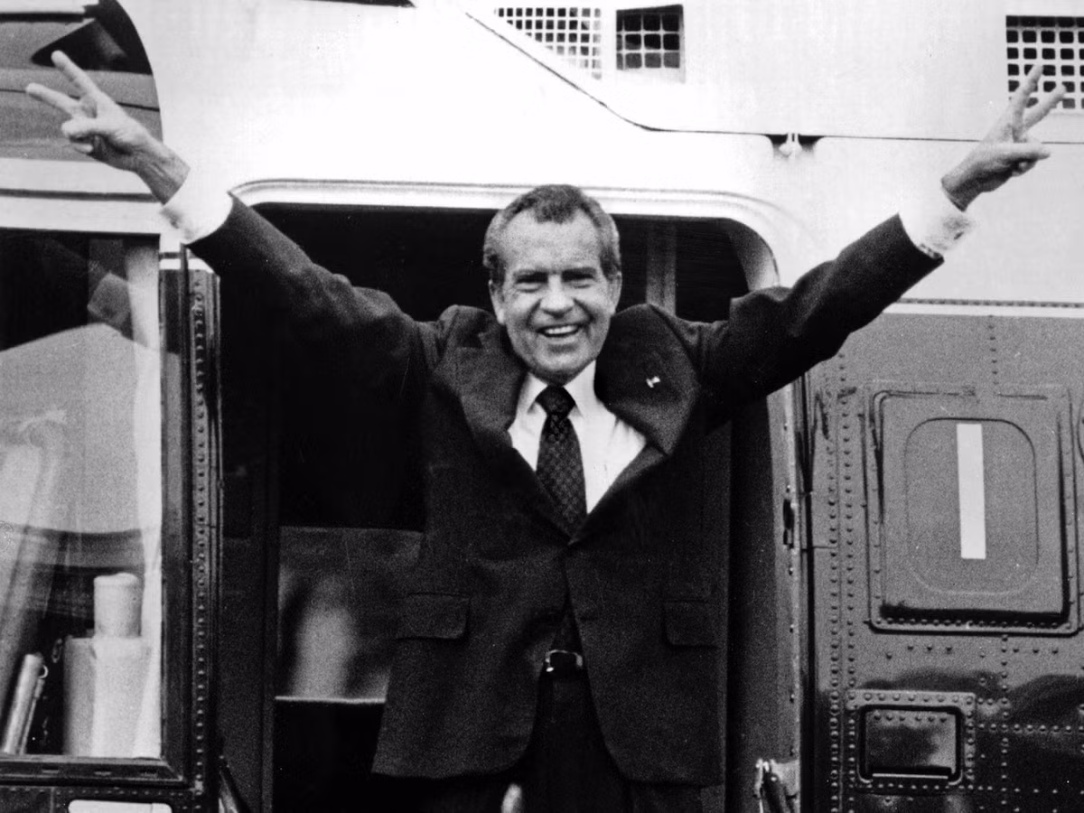 Trước sức ép từ dư luận cũng như đứng trước nguy cơ bị Hạ viện luận tội, Tổng thống Richard Nixon quyết định từ chức khi gần kết thúc nhiệm kỳ thứ hai vào ngày 9/8/1974. Mà theo nhiều nhà phân tích là lối thoát cuối cùng của Tổng thống Nixon và đây cũng là Tổng thống Mỹ đầu tiên từ chức khi còn đang tại vị. Ảnh: Business Insider.