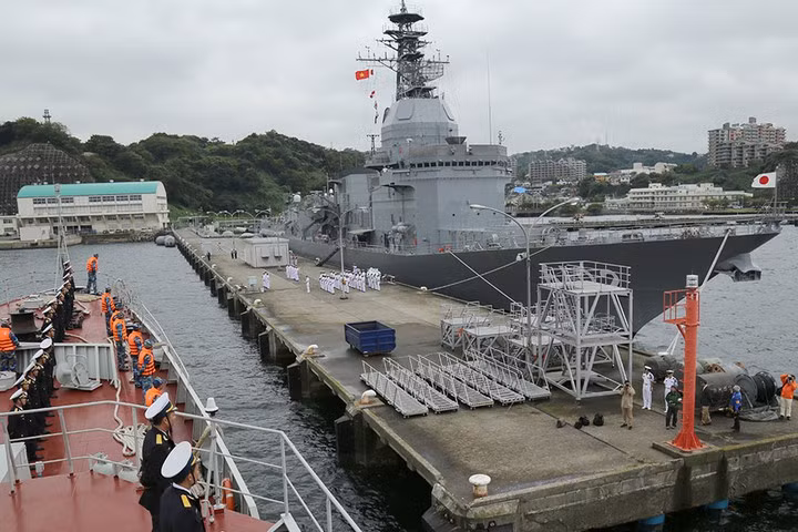 Đoàn công tác Việt Nam dự kiến rời quân cảng Yokosuka vào ngày 30/9, trước khi tới tham gia duyệt binh hải quân quốc tế tại căn cứ Jeju, Hàn Quốc. Tàu hộ vệ Trần Hưng Đạo sau đó sẽ góp mặt trong cuộc diễn tập hàng hải ASEAN - Trung Quốc tại Trạm Giang, Trung Quốc. Ảnh: Báo Hải quân.