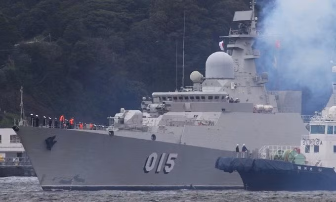 Sau lễ đón, cán bộ, binh sĩ Căn cứ Yokosuka lên thăm Tàu 015. Được biết, trước khi cập cảng, phía Nhật Bản đã cc]r tàu JS Asuka mang số hiệu 6102 đi đón Tàu 015.