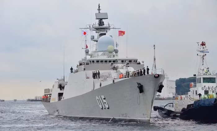 Đại tá Sasaki, Trưởng phòng Hành chính Căn cứ Yokosuka cùng cán bộ, binh sĩ Căn cứ Yokosuka đón đoàn và chào mừng đoàn công tác và cán bộ, thủy thủ Tàu Trần Hưng Đạo đến thăm Nhật Bản.