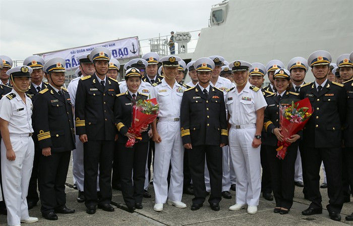 Lễ đón tàu và đoàn công tác Hải quân Việt Nam được tổ chức ngay tại cảng Căn cứ Yokosuka theo nghi thức đón tàu hải quân nước ngoài thăm cảng.